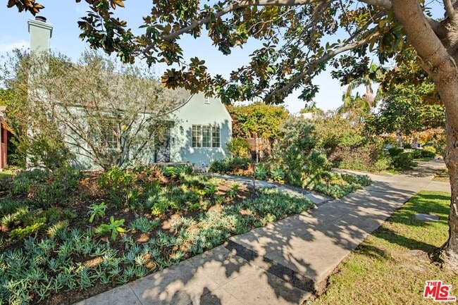 Building Photo - 10543 Almayo Ave