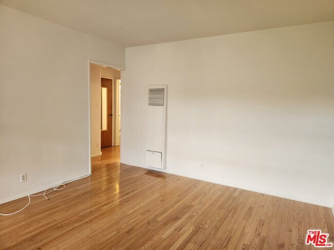 Building Photo - 939 N Stanley Ave
