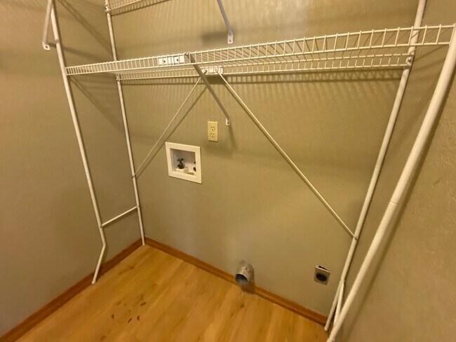 Building Photo - Great 2 bedroom 1.5 bathroom  Duplex