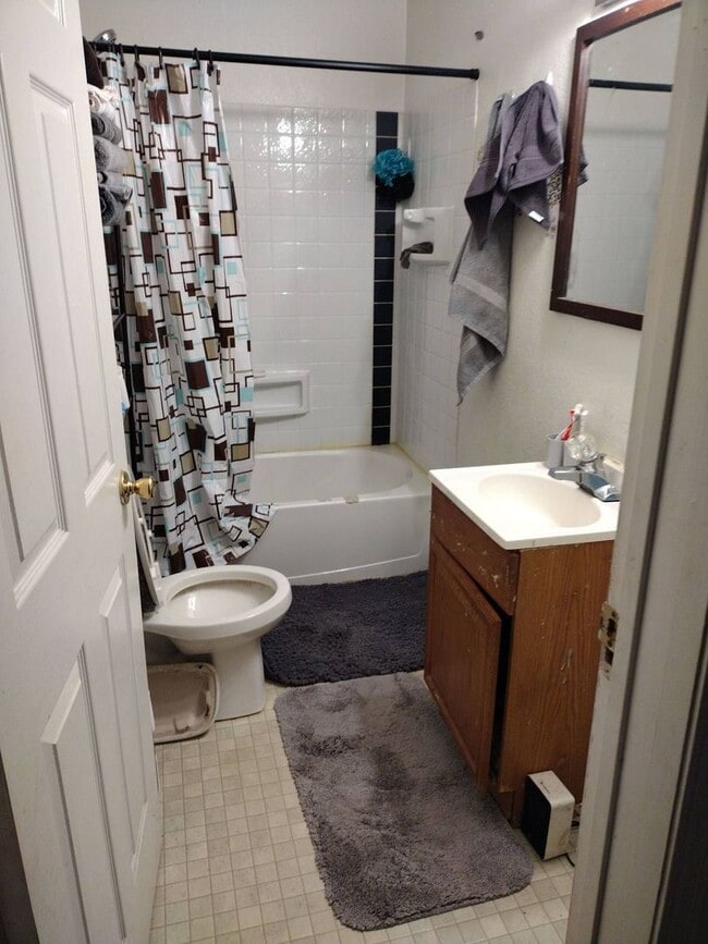 Building Photo - Preleasing for August 2026! 2 Bedrooms Home located in Downtown Muncie!