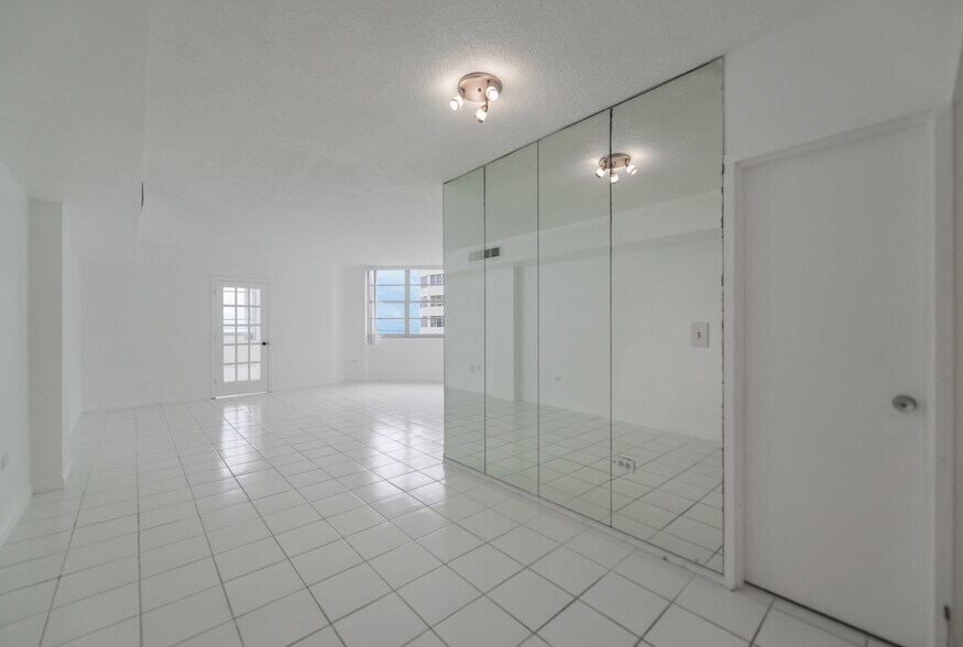Building Photo - 801 Brickell Bay Dr