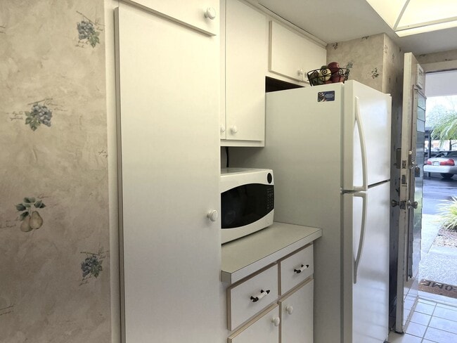 Building Photo - 2BR/2BA Ground Level Condo in Venice Ave C...