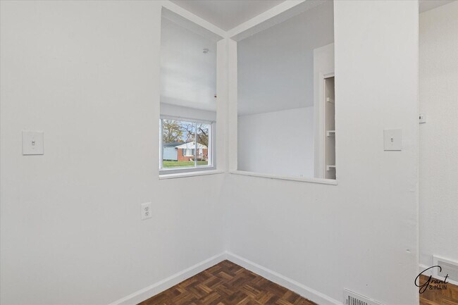 Building Photo - $1300 3 bedroom