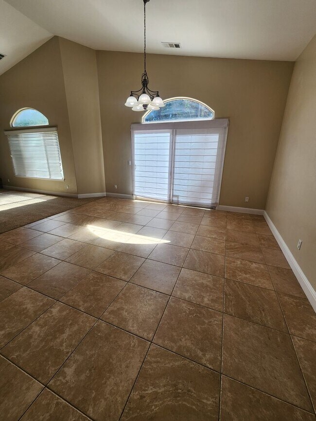 Building Photo - Gorgeous and Spacious 4 Bedroom Home