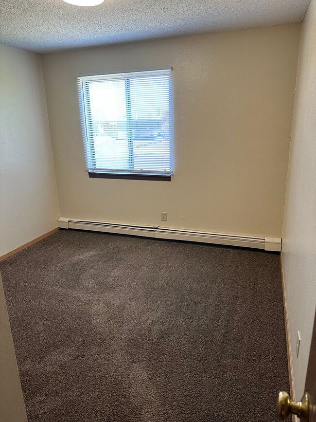 Building Photo - 3 Bedroom Apartment