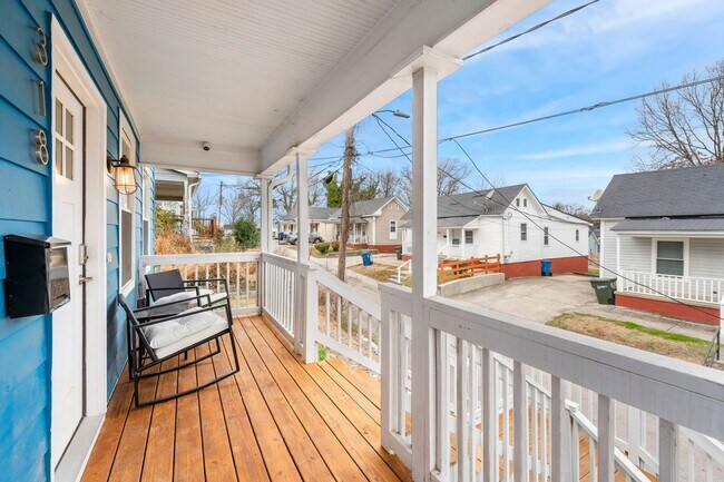 Building Photo - Cheery downtown bungalow with stunning finishes and fenced back yard.