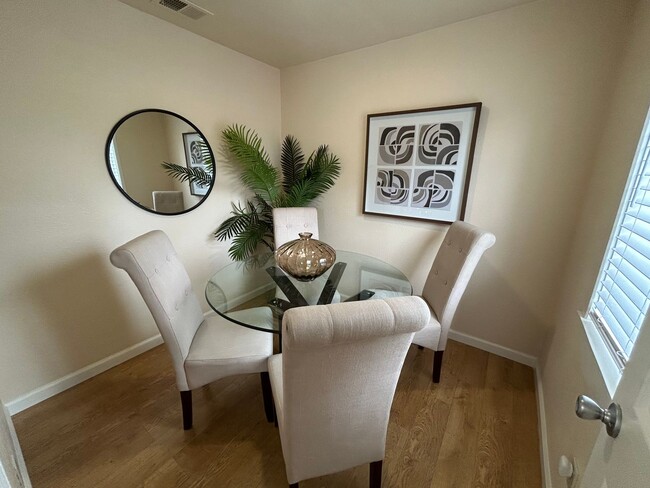 Building Photo - Stunning 4-bedroom, 2-bathroom home