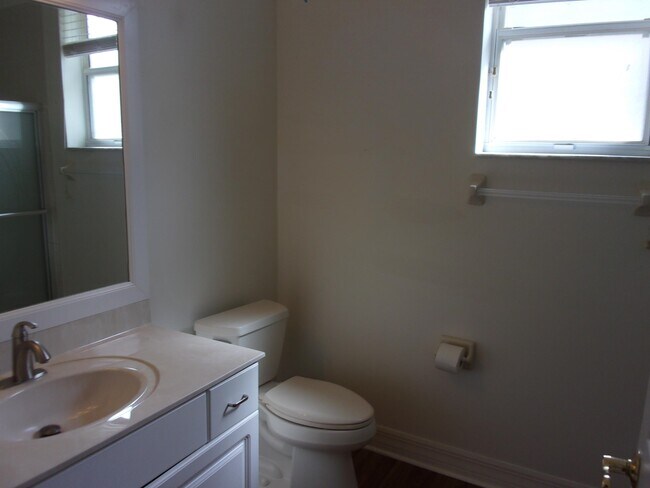 Building Photo - 512 Boxwood Pl