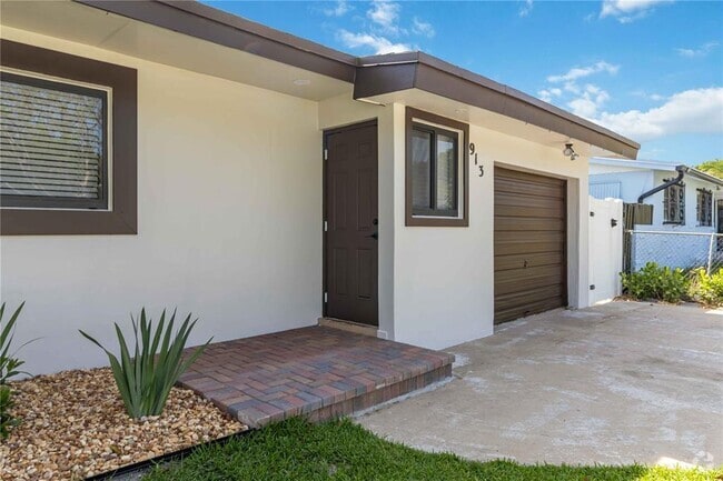 Building Photo - 913 SW 49th Ave