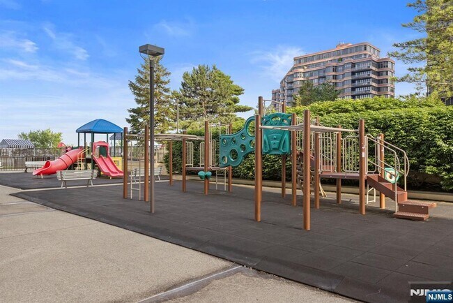 Building Photo - 300 Winston Dr