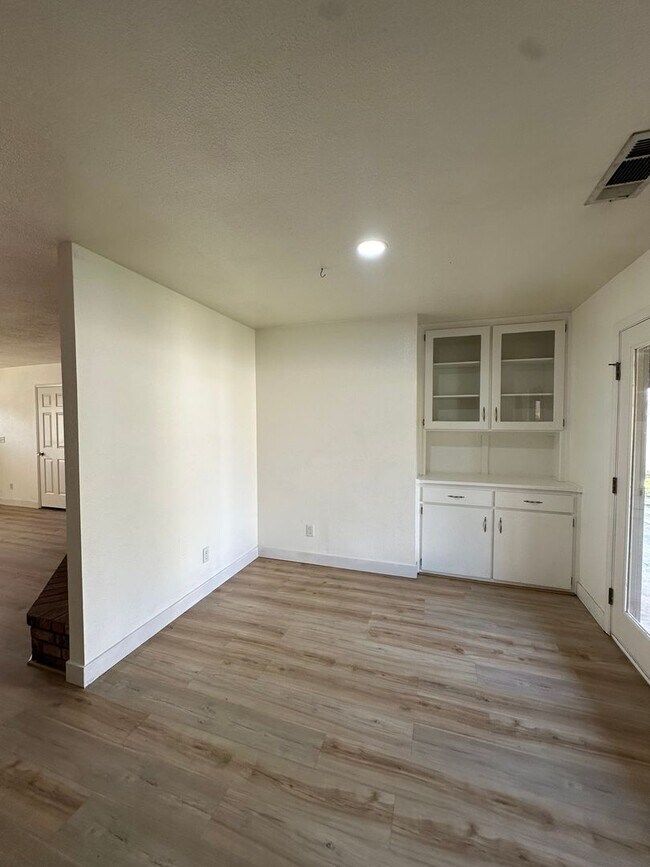 Building Photo - Charming Home Rent Ready !