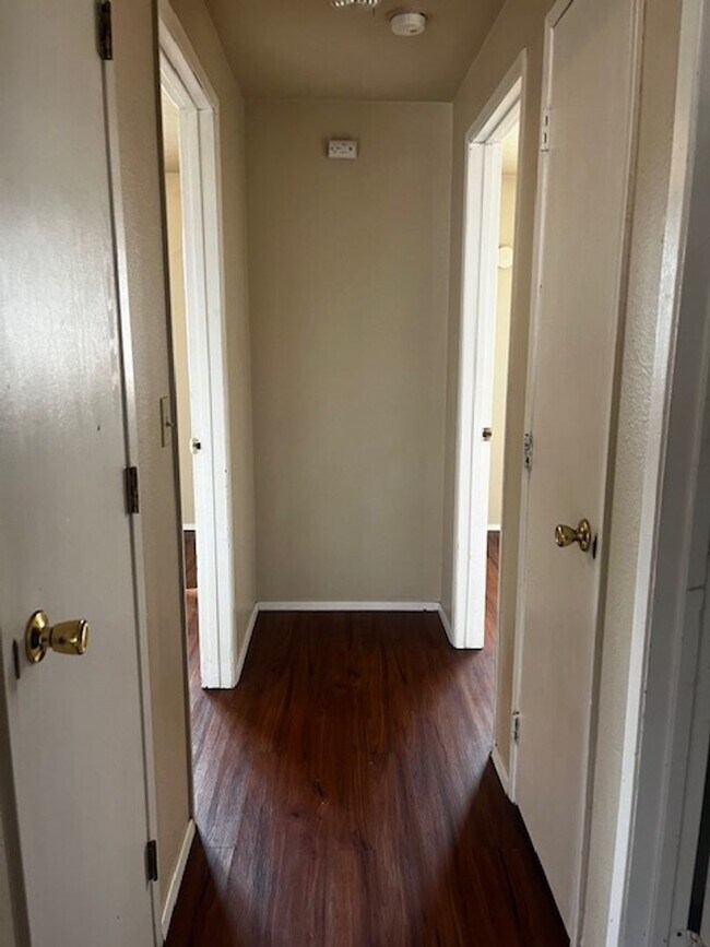 Building Photo - MP149 - 1014-1016 E Crown Ave