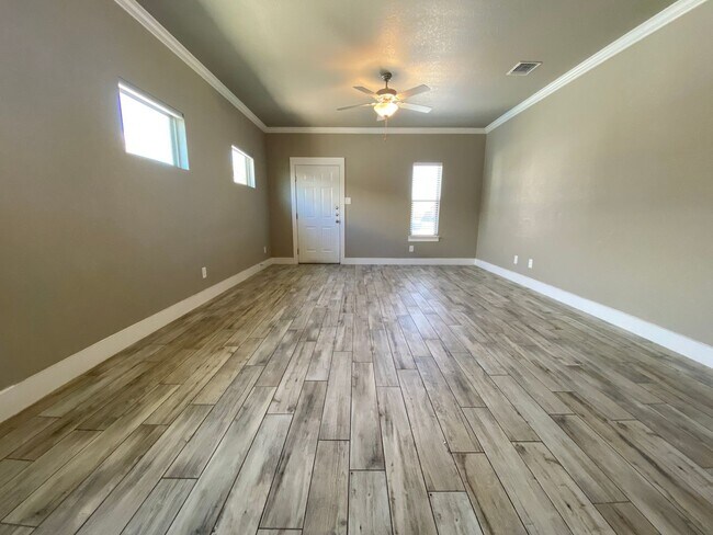 Building Photo - Located 1 Mile from IH 35/ No Carpet / Tons of Upgrades /  Turf Grass in Front Yard / Fenced in B...