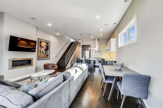 Building Photo - 1021 N Hermitage Ave