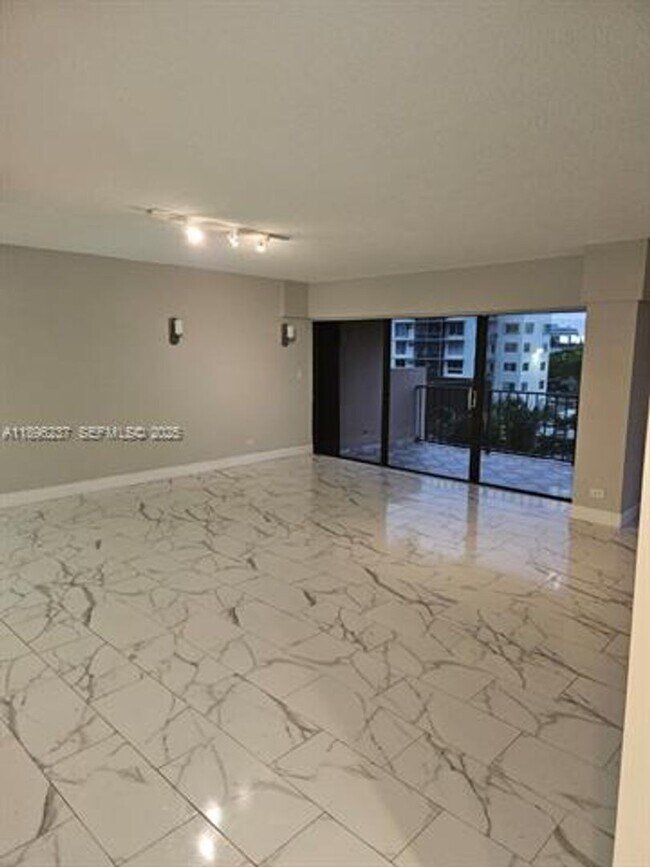 Building Photo - 1800 NE 114th St