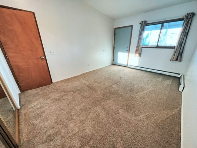 Building Photo - Spacious & Bright Top Floor Condo in East Anchorage, Close to Base + W/D In Unit!