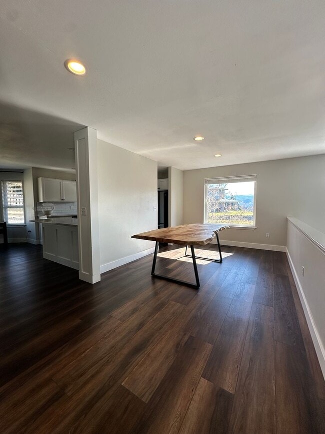 Building Photo - Spacious Multi-Generational Home with Stunning Views – 5 Bed, 3 Bath