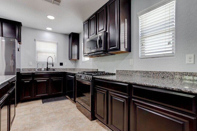 Building Photo - 7724 Vibrant Threads Ct