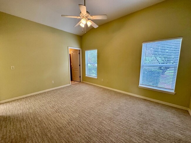 Building Photo - IMMACULATE 2 Bedroom / 2 Bathroom in Count...