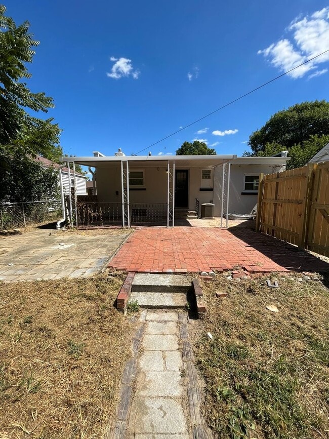 Building Photo - Newly Renovated 3 Bedroom, 2 Bathroom Home