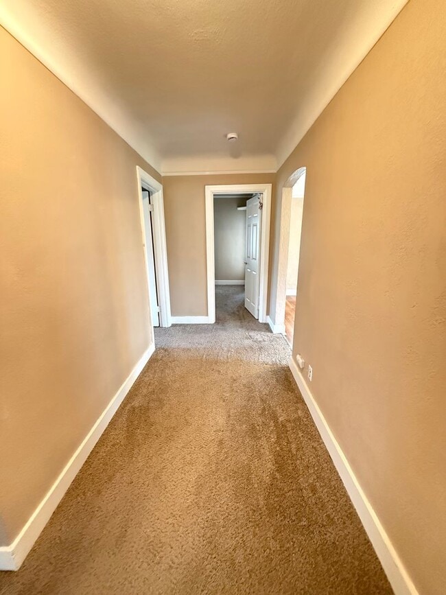 Building Photo - 3bd & 1 1/2ba with 2 Car Garage