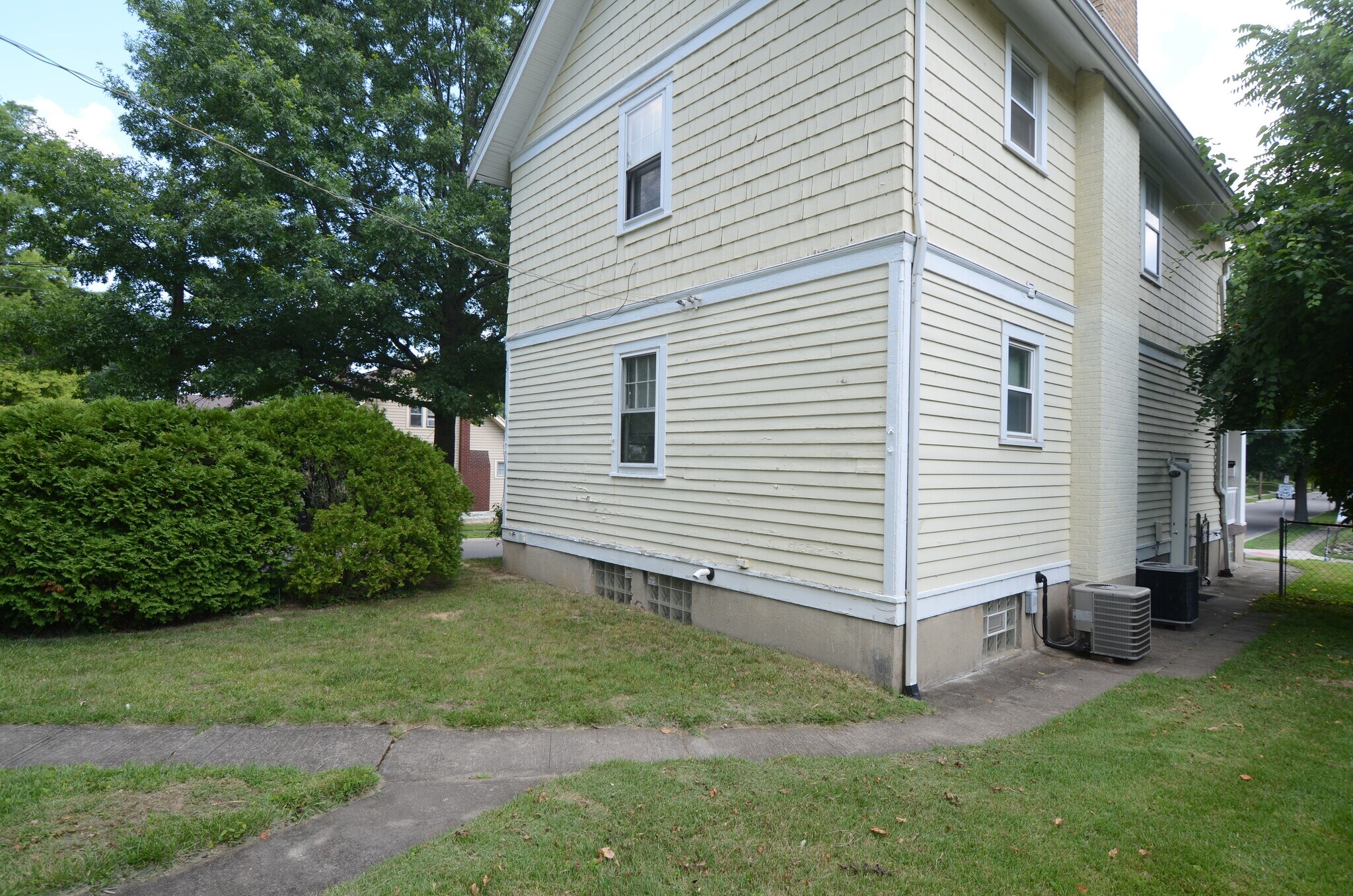 Building Photo - 6201 Bramble Ave