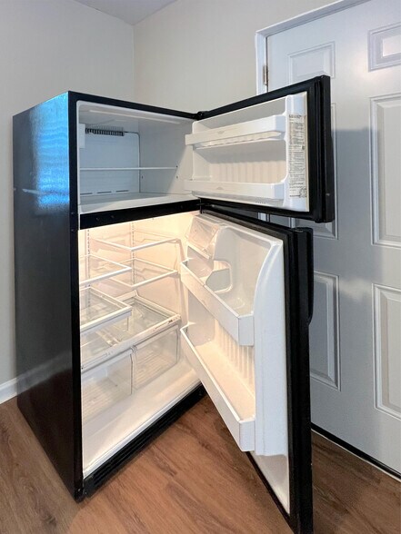 Building Photo - Room in Apartment on Gresham Park Dr