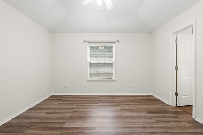 Building Photo - 2413 Phyllis Dr