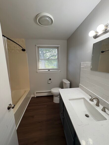 Upstairs Full Bathroom - 294 Humphrey St