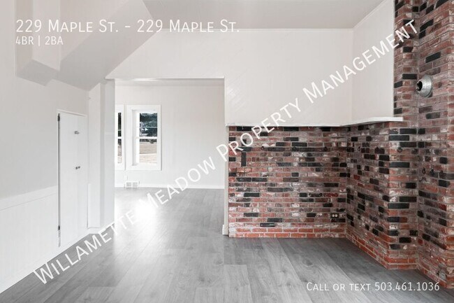 Building Photo - 229 NE Maple St