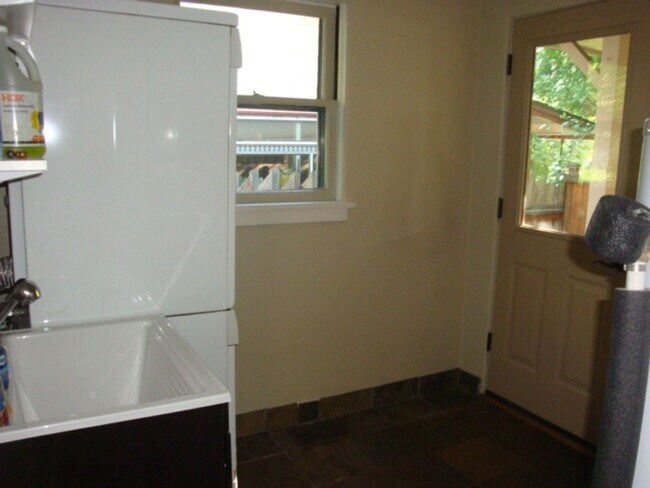 Building Photo - Charming Westside Cottage in a Premier Location