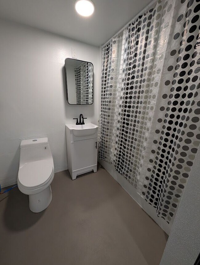 Building Photo - Gorgeous 3 Bed 2 Bath Orchards House with Shop