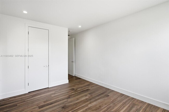 Building Photo - 2852 SW 32nd Ct