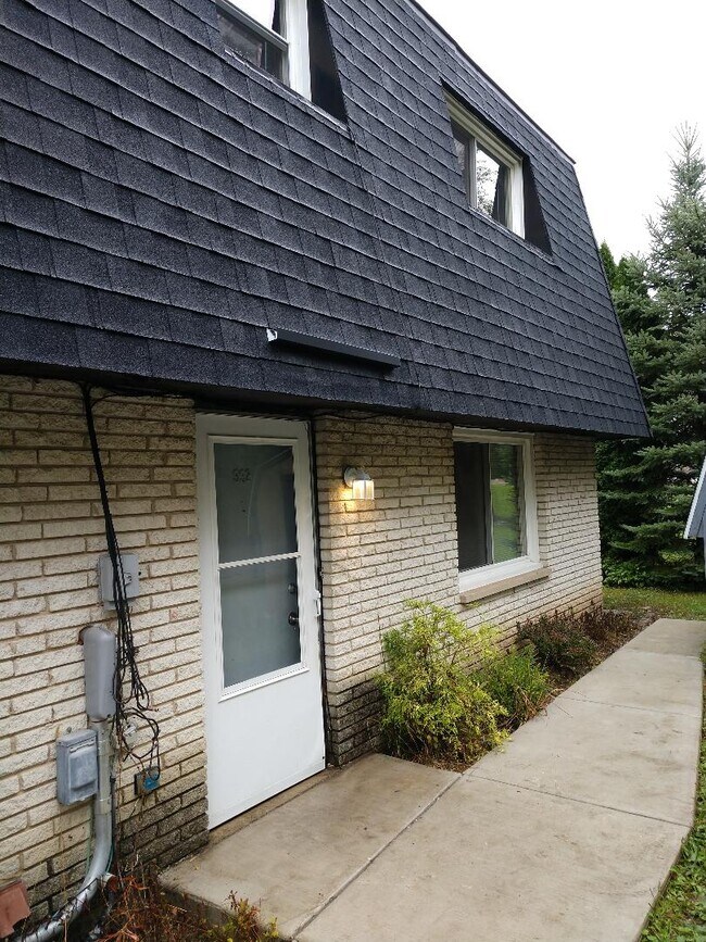Front entrance to apartment - 992 N Fairfield Rd