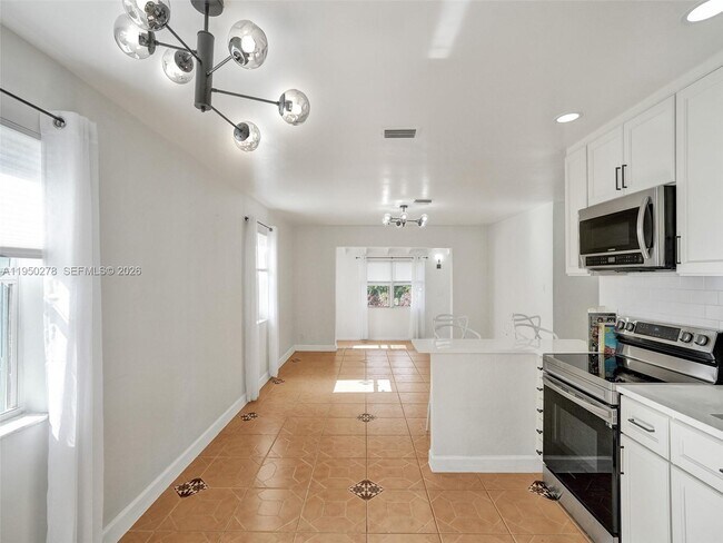 Building Photo - 920 NE 34th Ct