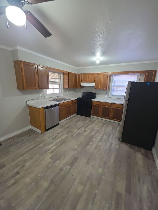 Building Photo - 3-Bedroom Single-Family Home with Hardwood Floors and Carport in Sparta
