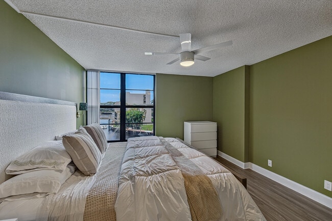 Building Photo - 4 Royal Palm Way