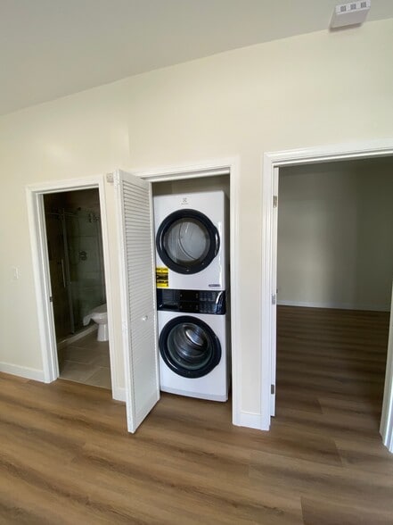 Building Photo - 1610 N Kingsley Dr