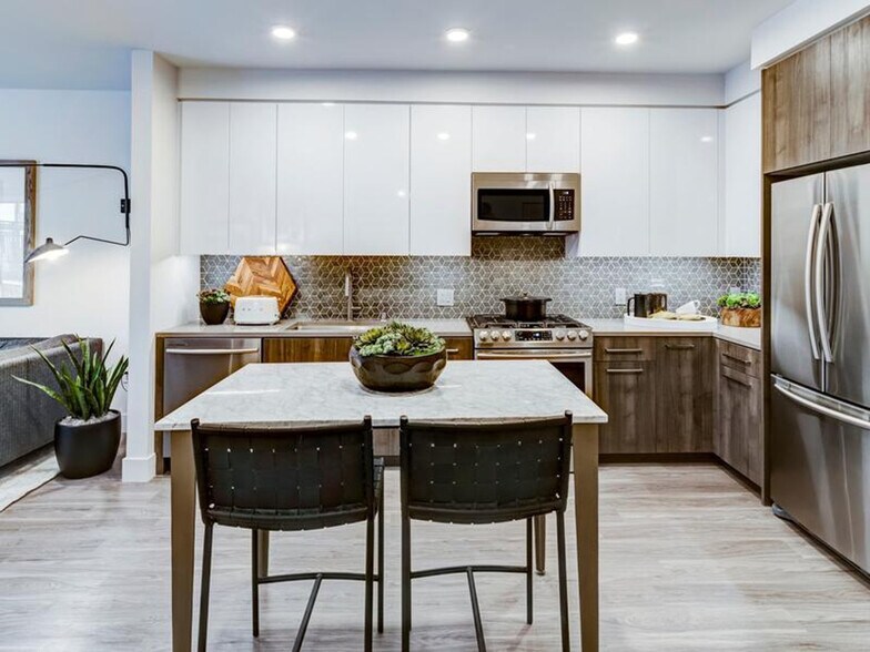 Building Photo - 4984 El Camino Real