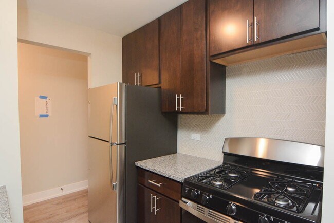 Building Photo - 533 W Surf St