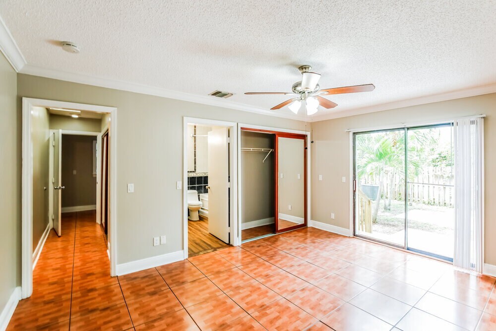 Building Photo - 926 13th Ave N