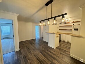 Building Photo - Clean & Bright Federal Way Condo with/ Gar...