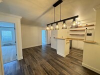 Building Photo - Clean & Bright Federal Way Condo with/ Gar...