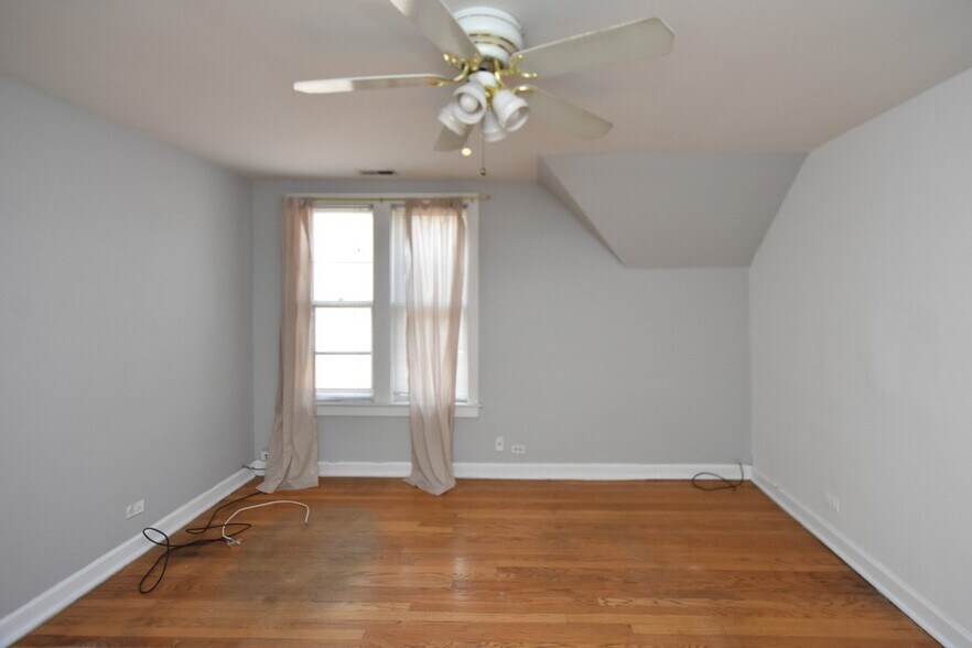 Building Photo - 3055 N Racine Ave