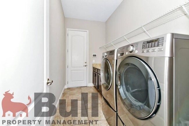 Building Photo - 8233 Canetti St