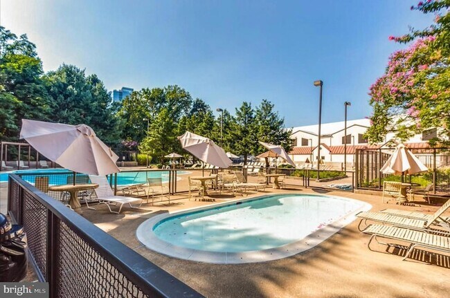 Building Photo - 1808 Old Meadow Rd