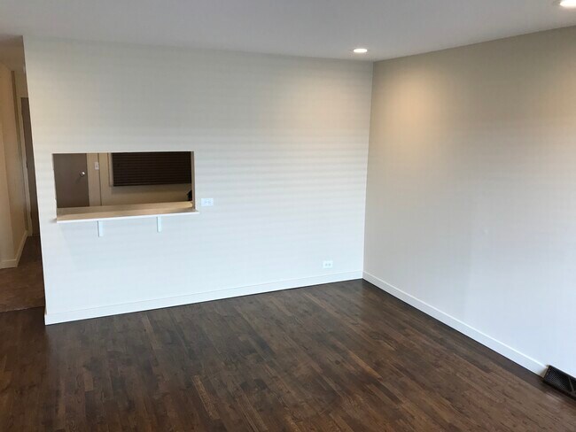 Building Photo - 811 S La Grange Rd