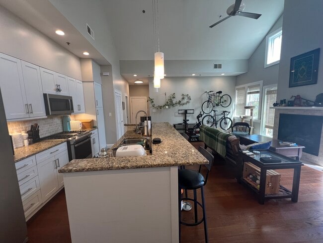 Building Photo - 2 Fall Pippin Ln