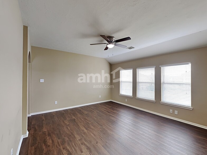 Building Photo - 1927 Makenna Ln