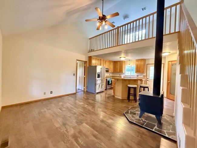 Building Photo - 300 Colonial Dr